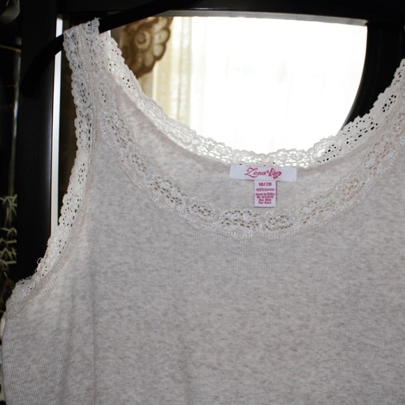 Pretty tank - Picture 2 of 4